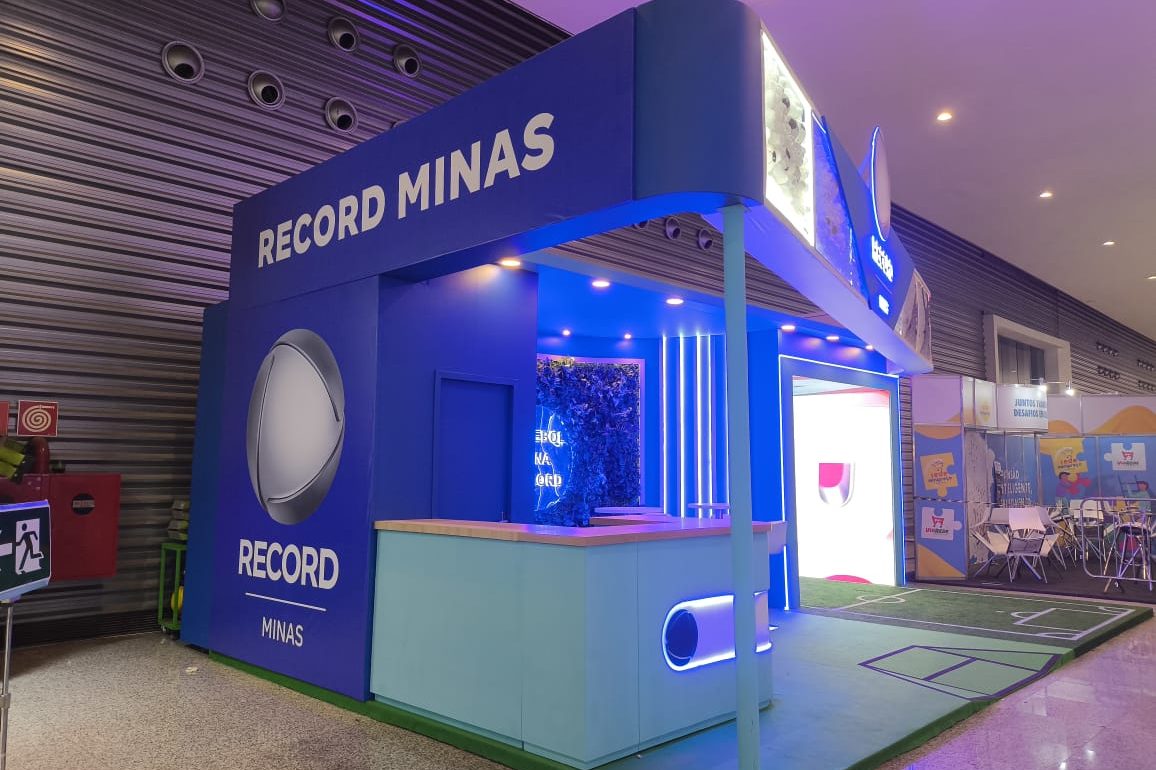 Stand com balcão de atendimento e painel de fundo iluminado