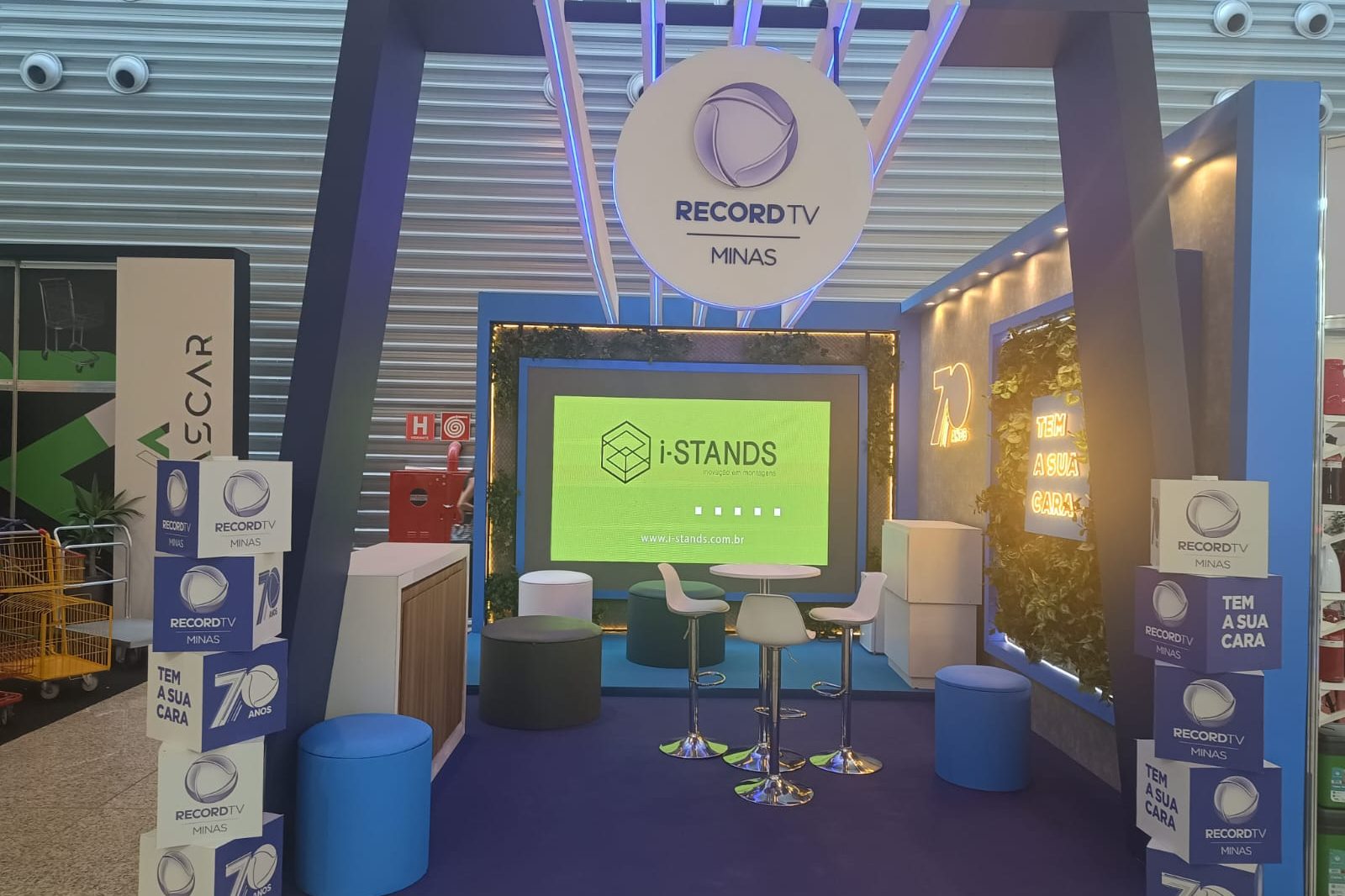 Stand com fundo iluminado e espaço de recepção