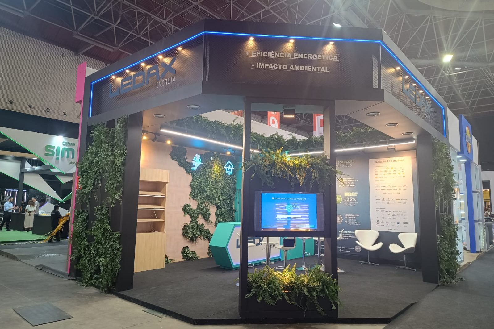 Stand com painel gráfico de fundo e mesas de atendimento