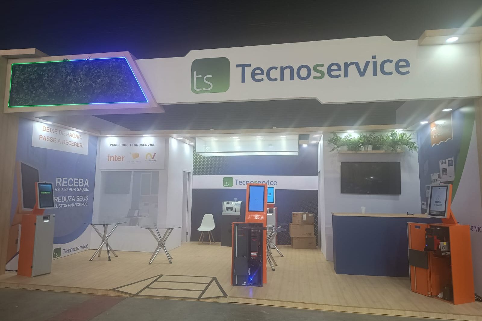 Stand modular com prateleiras de produto e testeira alta