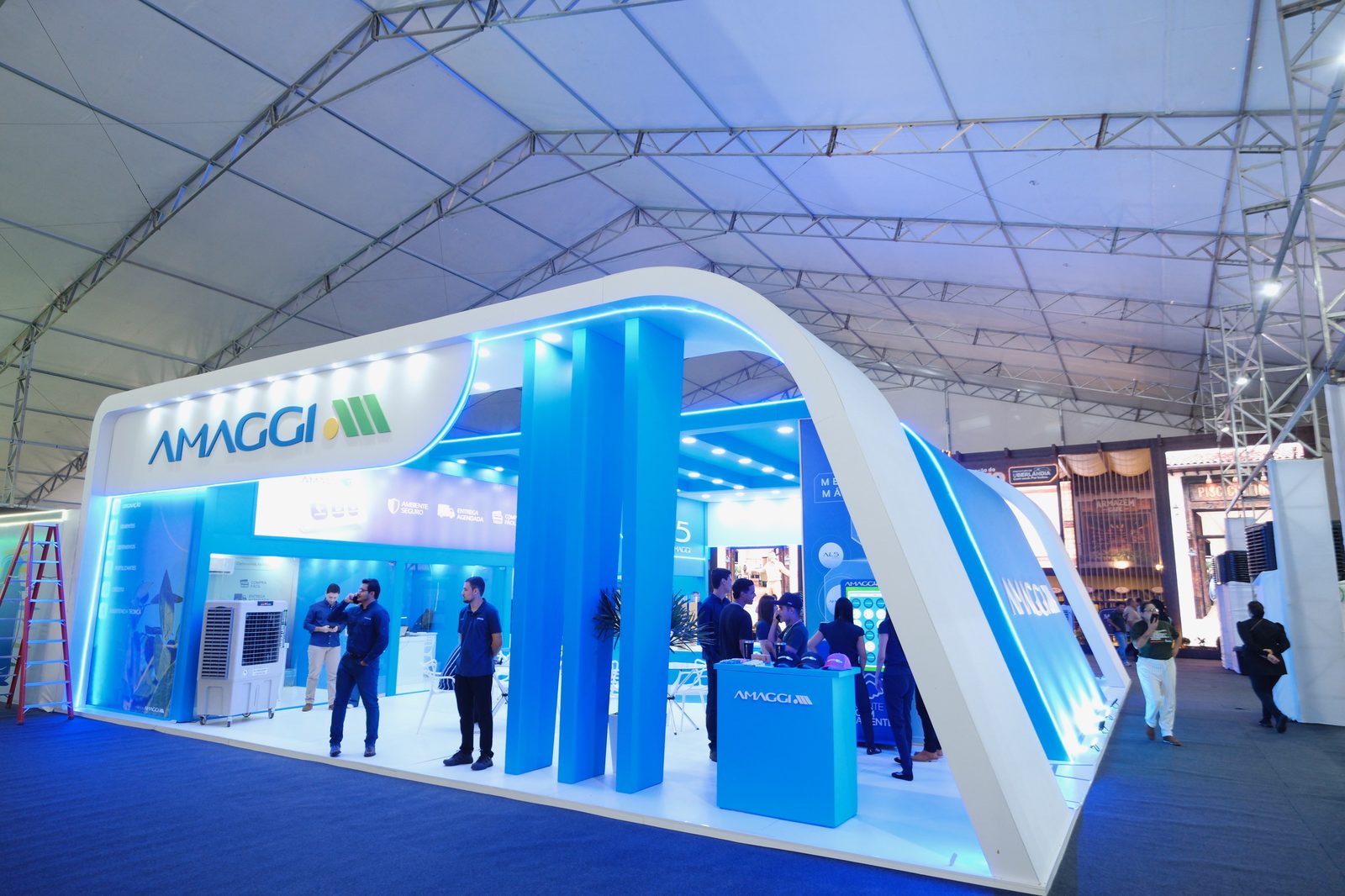 Stand indoor com marquise alta, lounge e área de reunião