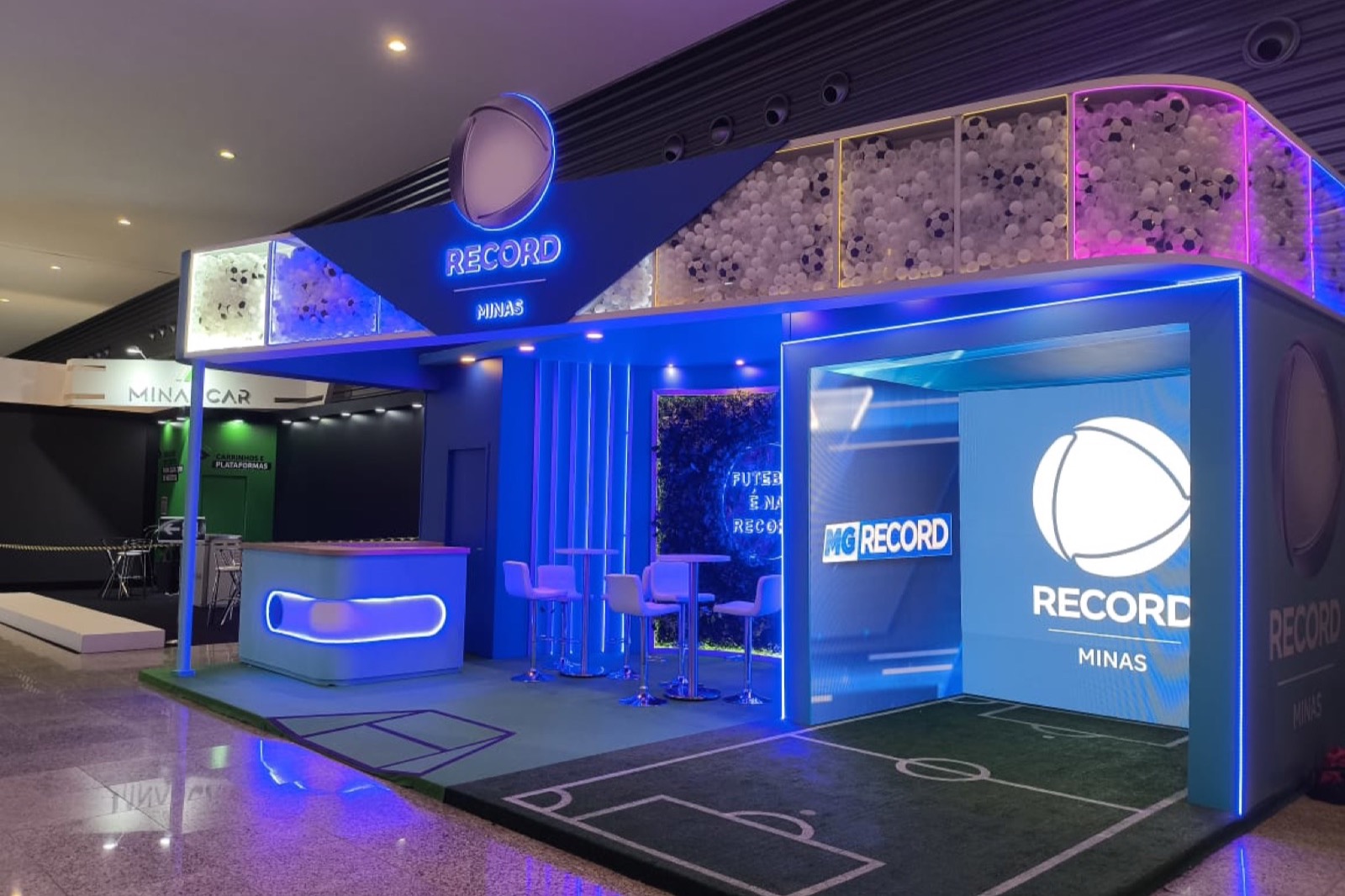 Stand montado pela I-Stands na Superminas 2024, com painel de LED lateral