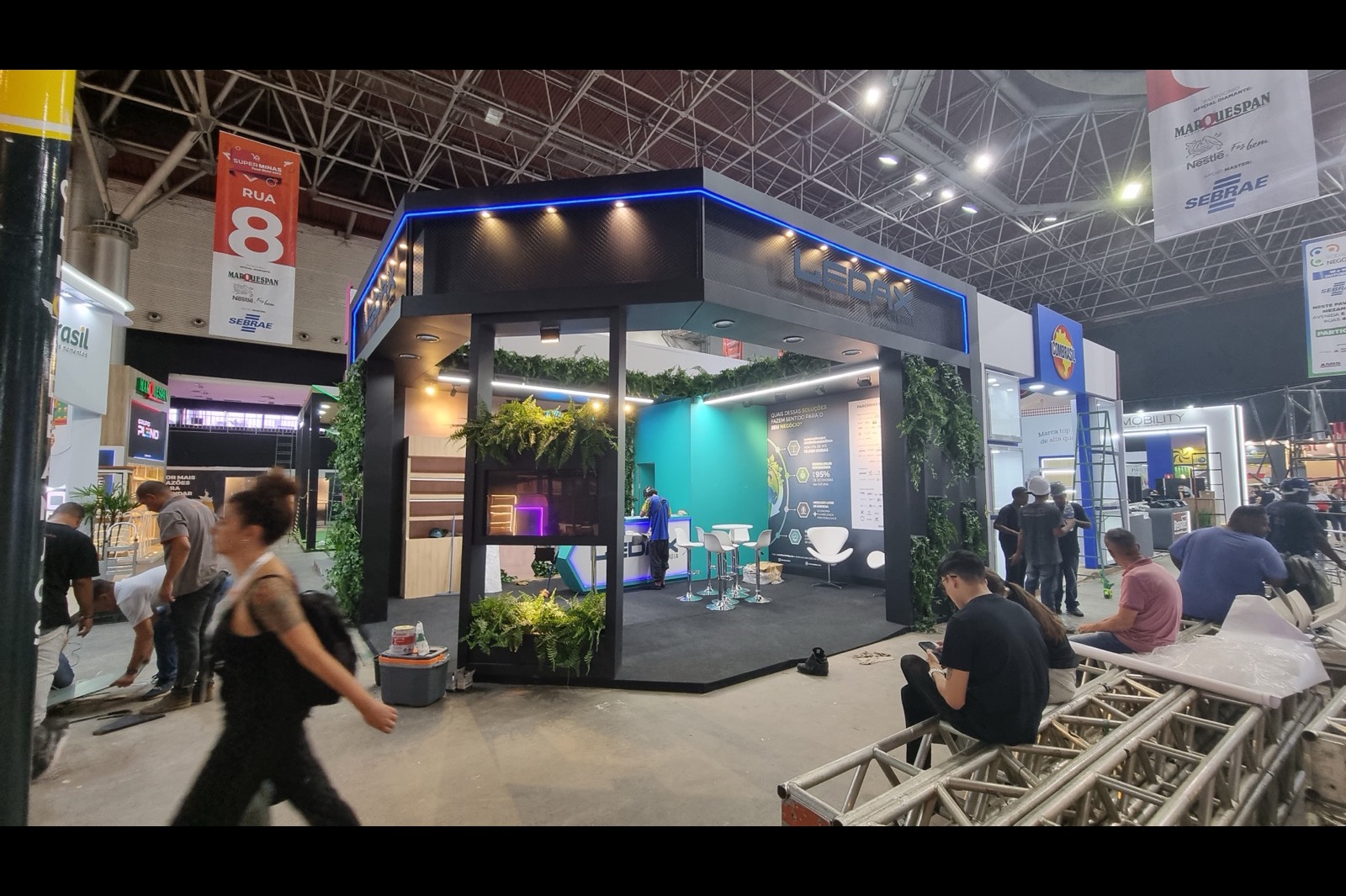 Stand no corredor da Superminas 2023, com público circulando