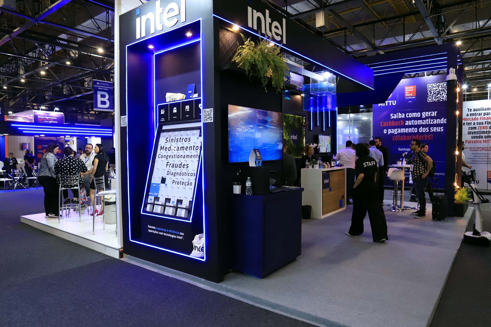 Stand construído com painéis iluminados e balcão de atendimento