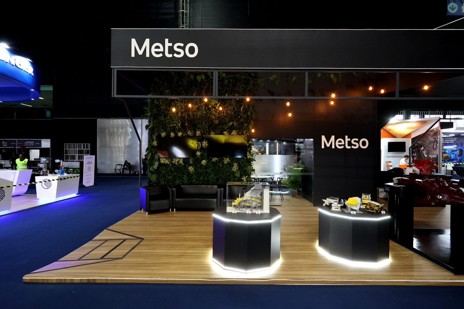 Stand com estrutura elevada e produto em exposição