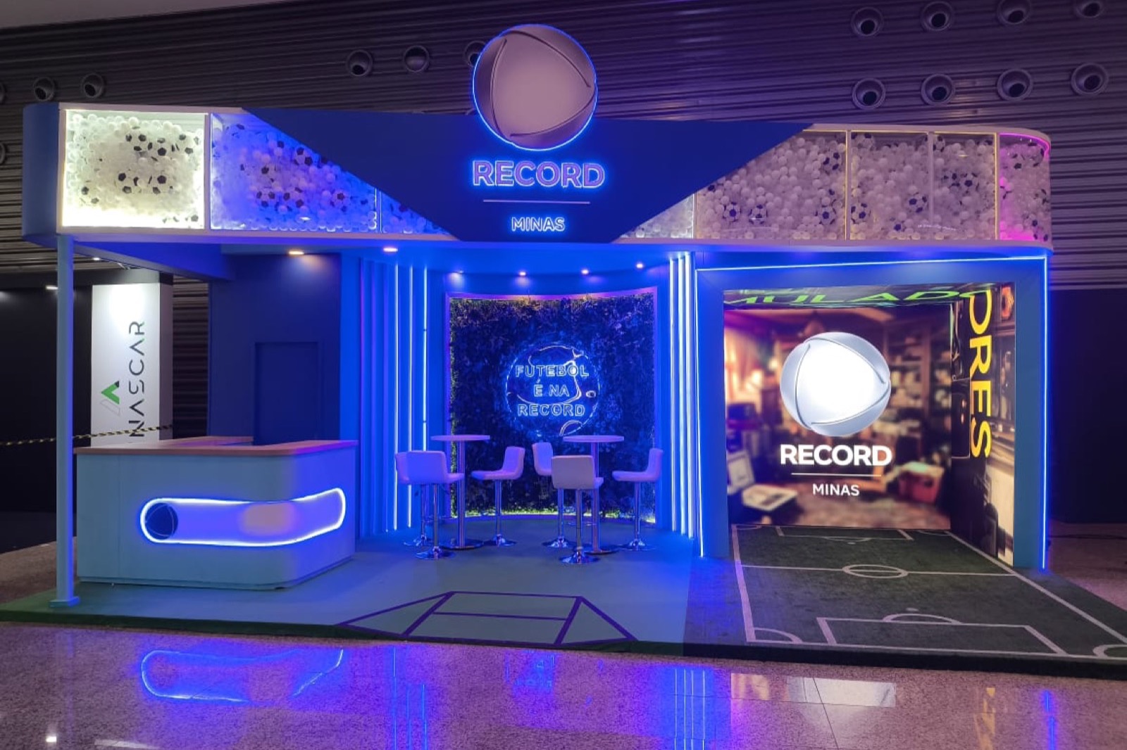 Fachada de um stand montado pela I-Stands na Superminas 2024, com LED aceso