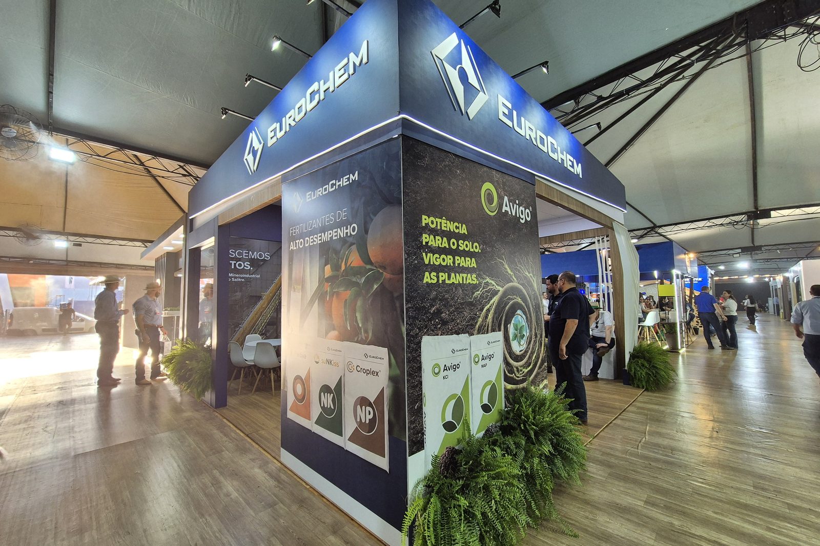 Stand de esquina com balcão e público circulando