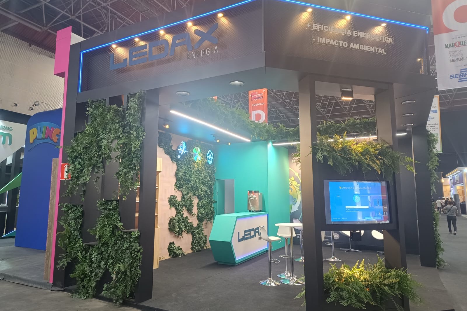 Frontal de um stand montado pela I-Stands na Superminas 2023, com jardim vertical