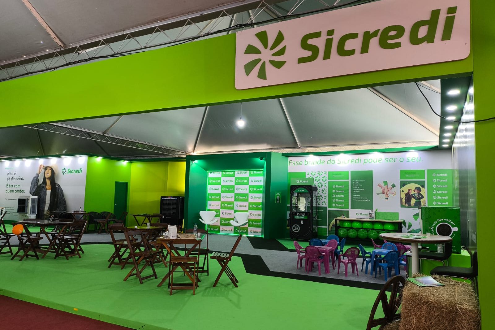 Stand com testeira iluminada em feira de pavilhão