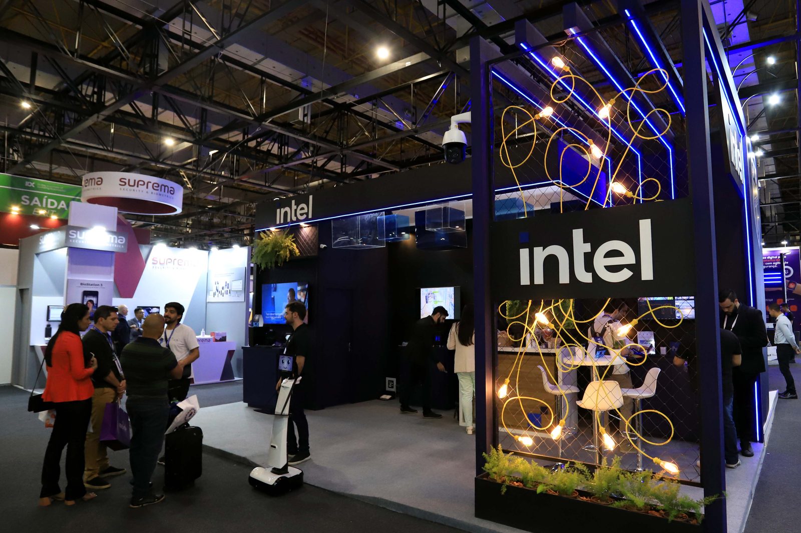 Painel iluminado de um stand construído, visto de frente