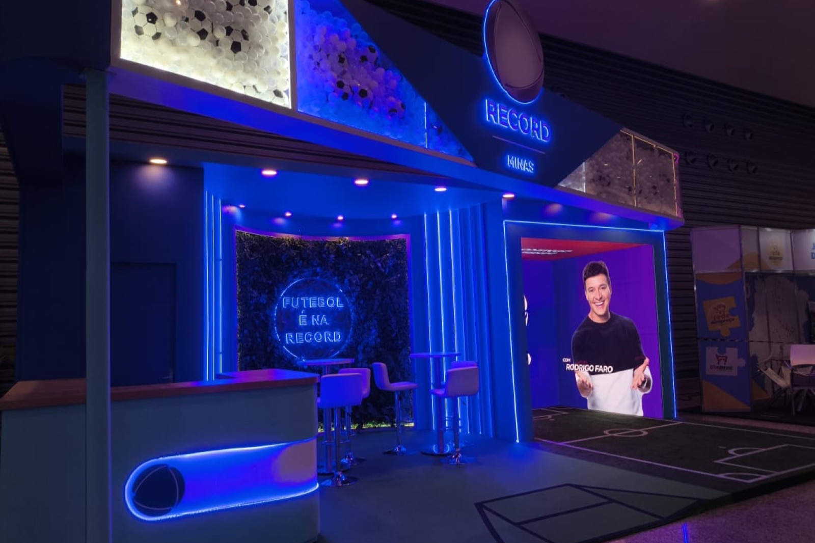 Painel de apresentador em um stand montado pela I-Stands na Superminas 2024