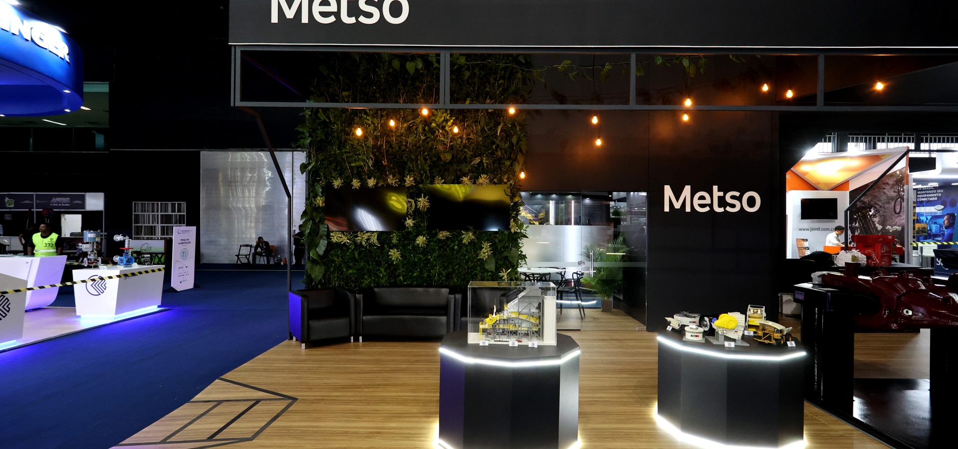 Vista geral de um stand montado em pavilhão de feira